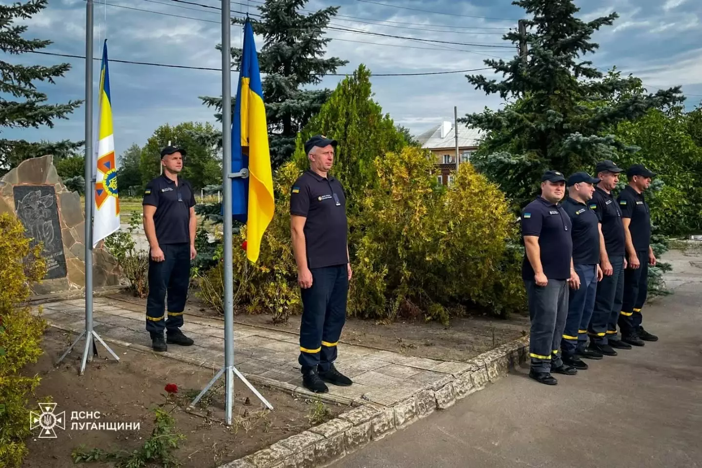 У Луганському гарнізоні ДСНС України відбулася урочиста церемонія підняття Державного Прапора України