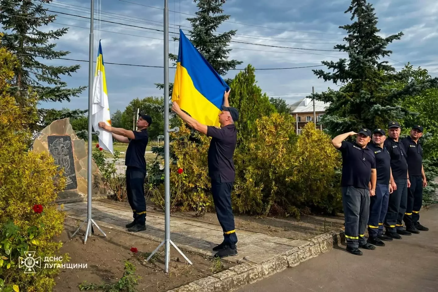 У Луганському гарнізоні ДСНС України відбулася урочиста церемонія підняття Державного Прапора України