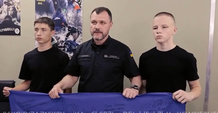 Міністр внутрішніх справ Ігор Клименко підписав та передав ліцеїстам МВС прапор