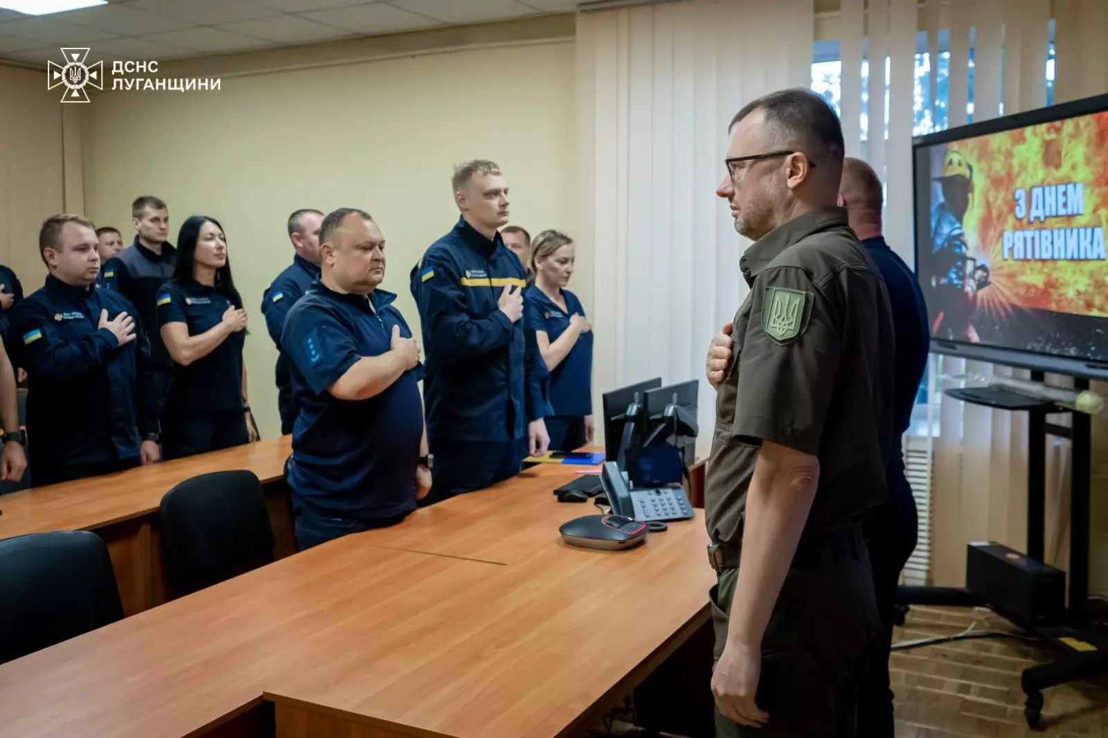 Перший заступник голови Луганської обласної державної адміністрації Олексій Смирнов привітав рятувальників з професійним святом