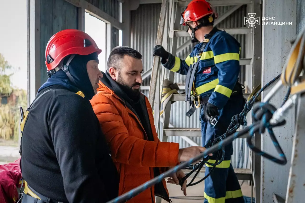 Рятувальники Луганщини вдосконалюють знання, уміння та навички при роботі на висоті